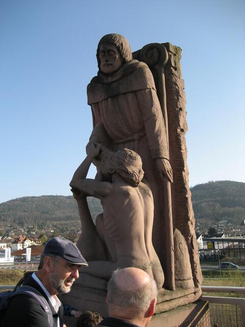 Der Heilige Martin schmückt die nach ihm benannte Martinsbrücke über den Main | Foto: Nina Reuling