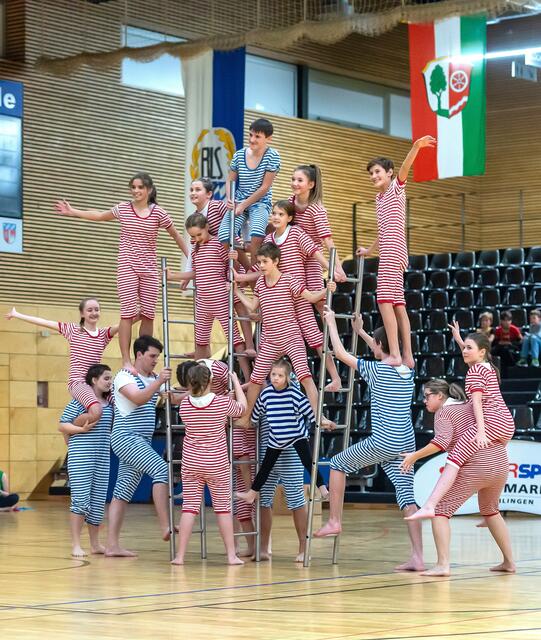 Akrobatische Einlage: Mitwirkende des Circus Blamage stellen sich zu einer menschlichen Pyramide auf. | Foto: Winfried Zang