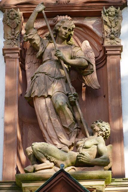 St. Michael vor der Klosterkirche am Engelberg. 