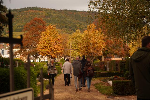 Gräberbesuch an Allerheiligen in Miltenberg auf dem Hauptfriedhof