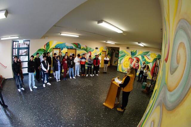 Foto: Ein neues Kunstprojekt in der der Berufsschule fand mit einer Vernissage und Zertifikations-Übergabe nun ihren Abschluss. Foto Roland Schönmüller