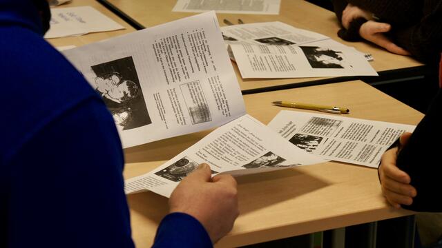 In Kleingruppen wurden einzelne Grundlagenbereiche der Montessoripädagogik diskutiert und für die Präsentation vorbereitet. | Foto: Yasmin Louisa Essaoudi