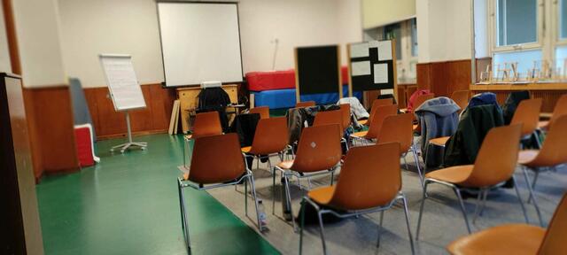 Der Bewegungsraum war während der Kleingruppenarbeiten in den Klassenräumen leer. | Foto: Sandra Woelk