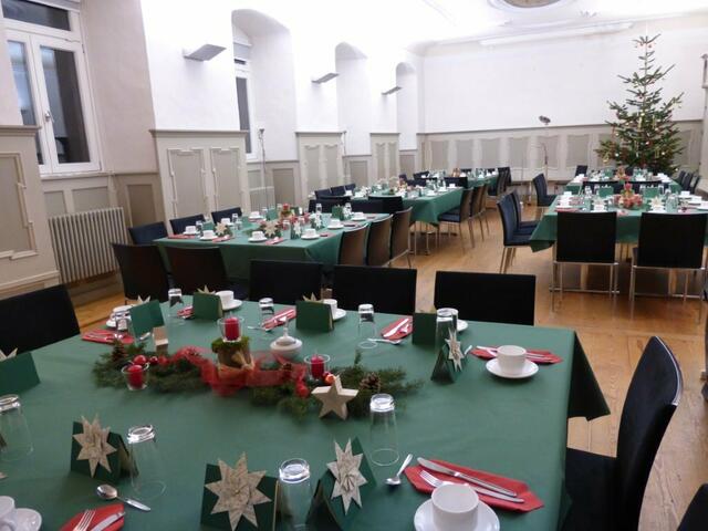 Festlich gedeckt für gemeinsame Stunden: „Es ist besser in die Gemeinschaft einzutauchen, als in der Einsamkeit zu versinken. Jede die und jeder der kommt ist ein Gewinn!“, sagt Christof Nasemann. | Foto: Privat