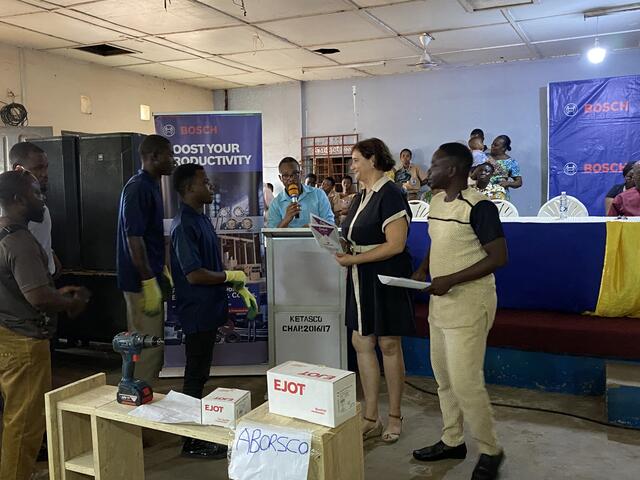 Übergabe der Urkunden an die Teilnehmer durch Nadine Faber und Peter Attipoe von The Rising Lions