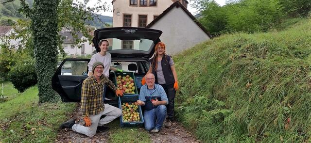 Das Hobbach-Team bei der Apfelernte in der Nachbarschaft | Foto: SLH Hobbach