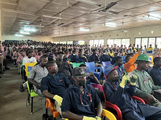 Präsentation der Werkstücke vor der Schülerschaft und der Fachjury