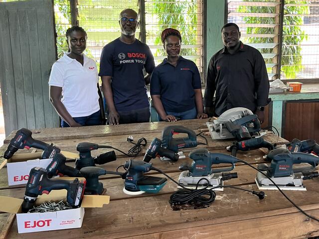 Emmanuel Laryea von Robert Bosch Ghana (2. v. li.) und Emmanuel Aankah von EJOT (re.) mit ihren Assistentinnen und den zur Verfügung gestellten Materialien und Geräten