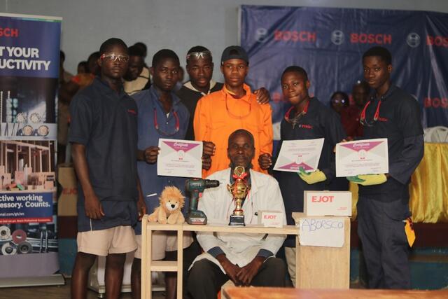 Das Gewinnerteam der Aborsco mit ihrem Werkstück