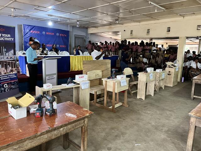 Die innovativen Kombinationen aus Schultisch und -bank begeisterten durch ihre vielseitigen Nutzungsmöglichkeiten