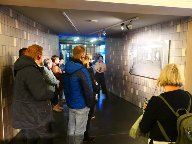 Führung durch die Dauerausstellung „Tränenpalast" - einer der Grenzstationen zwischen den beiden Ländern.