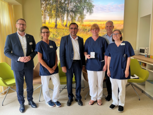 Der frühere Gesundheitsminister Klaus Holetschek (3. von links) hat dem Team des Pilotprojekts Mitte September dieses Jahres die Barbara-Stamm-Medaille verliehen.  | Foto: Klinikum Aschaffenburg-Alzenau