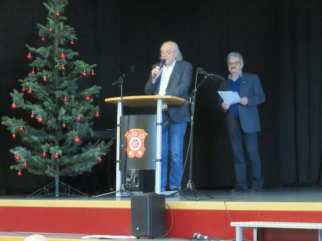 Seniorenbeauftragter Horst Semler beim Grußwort am Mikrophon | Foto: Friedrich Frank