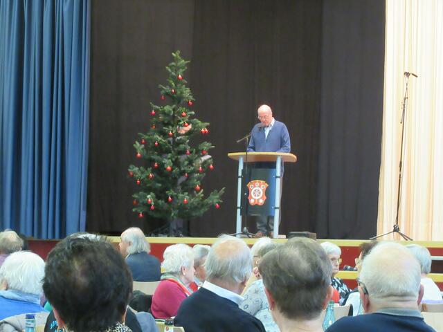 Pfarrgemeinderatsvorsitzender Werner Schmitt bei seiner Weihnachtsgeschichte  | Foto: Friedrich Frank