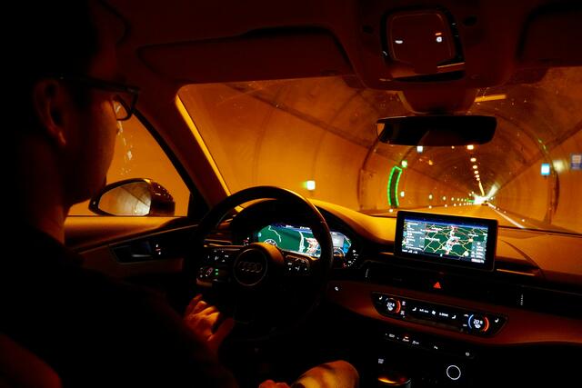 Änderungen ab 2024 für Autofahrer: Teurere Spritpreise – weniger „Umweltprämie“

Mit dem Jahreswechsel gibt es zudem auch einige Veränderungen im Straßenverkehr. Konkret betroffen sind vor allem Autofahrer. Bereits im Januar geht es mit den ersten Umstellungen los: Denn ab Neujahr gibt es beim Privatkauf kleinerer E-Autos nur noch 3.000 statt 4.500 Euro „Umweltprämie“.

Gleichzeitig klettert auch die CO₂-Steuer auf die nächste Stufe. Die Steuer steigt dann von 30 auf 40 Euro pro Tonne CO₂ an – heißt konkret: Benzin und Diesel werden wohl auch im neuen Jahr weiterhin deutlich im Preis zulegen.