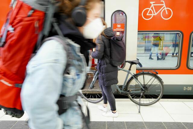 Neues Jahr – neue Gesetze? Oftmals kommen mit dem Jahreswechsel viele neue Regeln, Richtlinien und Änderungen auf die Menschen in Deutschland zu. Das kann mitunter verwirrend sein – zumal oftmals nahezu alle Lebensbereiche von Neuerungen betroffen sind. 