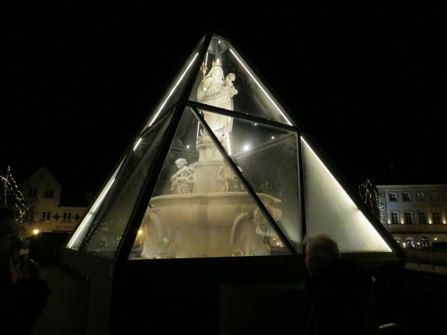 Marienbrunnen auf dem Kapellplatz von Altötting | Foto: Nina Reuling