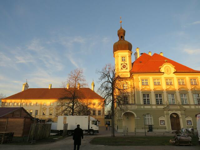 Altöttinger Rathaus (rechts im Bild) und Haus Papst Benedikt XVI. (links im Bild) | Foto: Nina Reuling