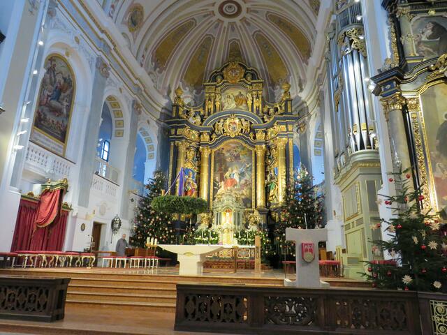 Beeindruckend und schön geschmückt: Die St. Anna-Basilika in Altötting | Foto: Nina Reuling