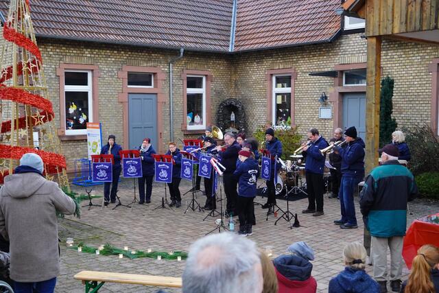 Einstimmung auf das Neue Jahr
Konzert: Musikzug Eichenbühl e.V.b erfreute Publikum.

Mit bekannten und internationalen Liedern stimmte der Musikzug Eichenbühl e.V.  auf das neue Jahr  ein.

Eichenbühl. Auf dem geräumigen Gemeinschaftsplatz in der Ortsmitte fand das gut besuchte, stimmungsvolle Konzert statt.

Neben populären, neuzeitlichen Stücken präsentierte die beliebte Musik-Gruppe auch traditionelle Beiträge. 

Das Konzert kam bei den Besuchern sehr gut an. Glühwein, Plätzchen, Bier und und Bratwurst wurden abschließend in gemütlicher Runde genossen.