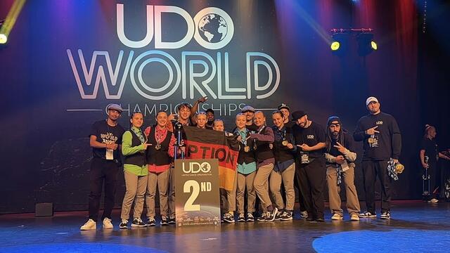 "X-Ception" feiert mit der Jury mit Platz 2 die Vize-Weltmeisterschaft in Blackpool/England. | Foto: privat