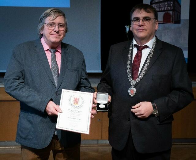 Für über 18-jähriges Engagement als Mitglied des Marktgemeinderates verleiht 
Bürgermeister Thomas Münig (rechts) die Bürgermedaille in Silber an Dieter Derlet (links). | Foto: Katharina Ziegler