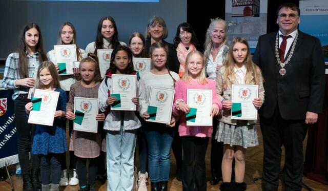 Bürgermeister Thomas Münig (rechts) gratulierte den erfolgreichen Turnerinnen 
zu ihren hervorragenden Platzierungen im Jahr 2023. | Foto: Katharina Ziegler