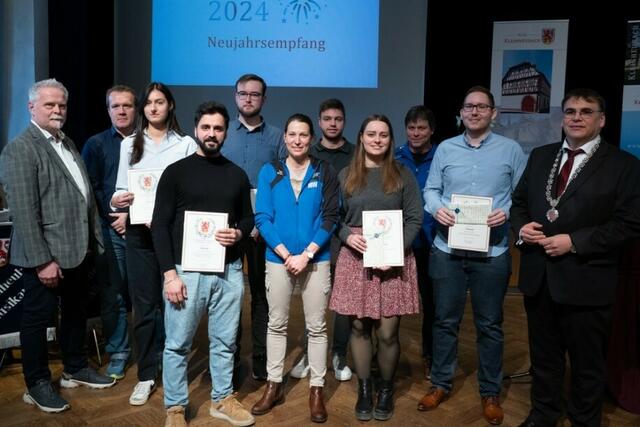 Bürgermeister Thomas Münig (rechts) gratulierte den erfolgreichen Absolventen 
Sophia Victoria Jimenez Falch (3.v.l), Ahmad Fakhorje (4.v.l.), Johannes Weis (5.v.l), Julian Haas (5.v.r.), 
Milena Jäger (4.v.r.) sowie Tobias Jäger (2.v.r) und Firmenvertretern | Foto: Katharina Ziegler