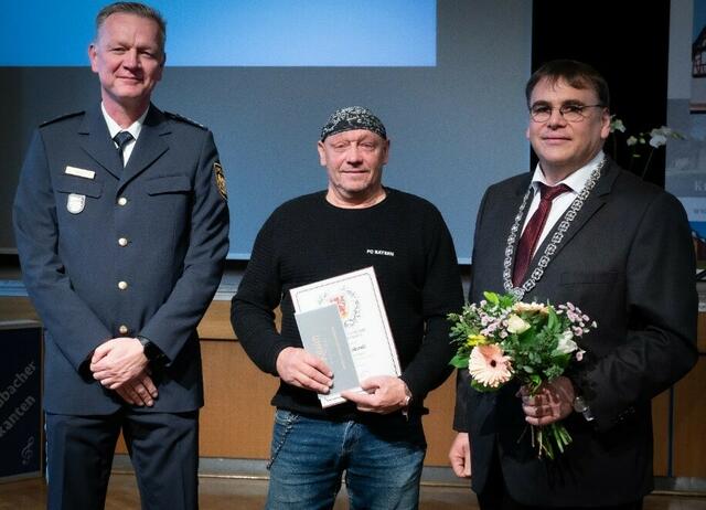 Bürgermeister Thomas Münig (rechts) dankte, im Beisein von EPHK Karsten Heinz (links), 
Herrn Rudolf Zeller (Mitte) für seinen herausragenden couragierten Einsatz. | Foto: Katharina Ziegler