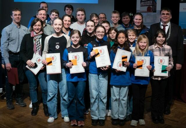 Bürgermeister Thomas Münig (rechts) gratulierte den erfolgreichen Sportlern der WSG 
zu ihren hervorragenden Platzierungen im Jahr 2023. | Foto: Katharina Ziegler