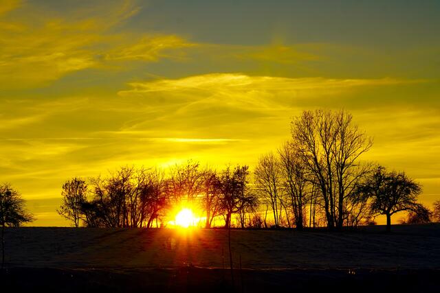 Die Tage werden länger, die Schatten kürzer: Sonnenuntergang im Odenwald. 