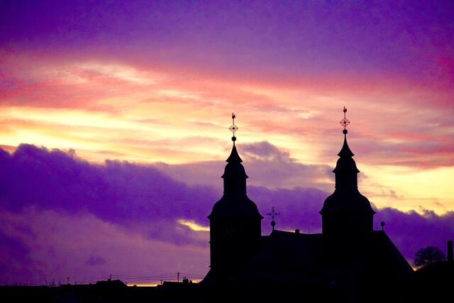 Die Tage werden länger, die Schatten kürzer: Sonnenuntergang im Odenwald in Walldürn. 