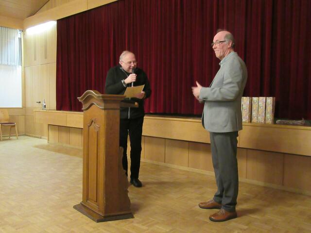 Pfarrer Ernst Haas bei der Ehrung an Werner Schmitt für 60 Jahre als Lektor  | Foto: Friedrich Frank