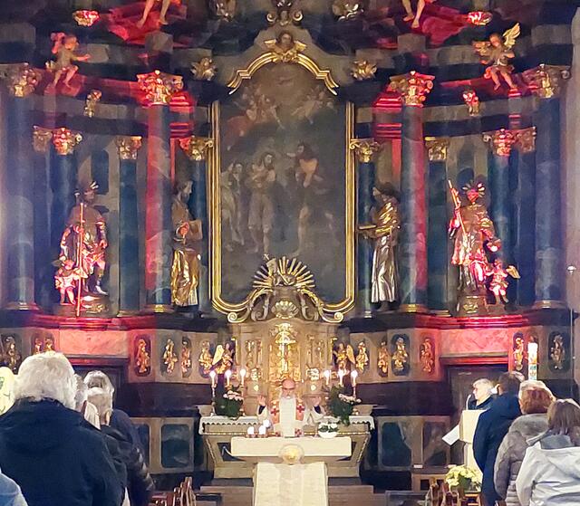 Pfarrer Reinhold Ball und Hermine Miltenberger gestalten den liturgischen Teil des Evensongs | Foto: Astrid Lurz