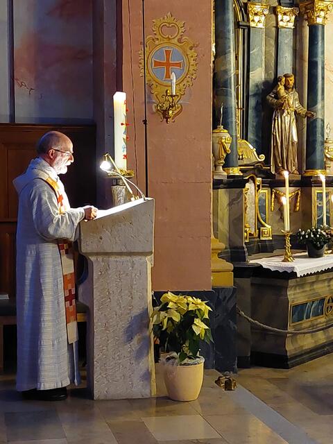 Pfarrer Reinhold Ball beim Evensong in Mönchberg | Foto: Astrid Lurz