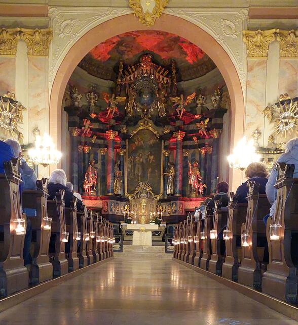Stimmungsvolle Beleuchtung beim Evensong | Foto: Astrid Lurz