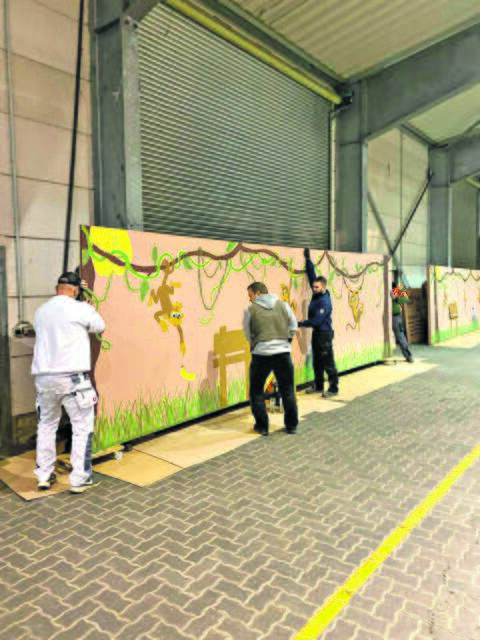 Gemeinsam gelingt der Motivwagenbau: Aktive der „Freakyfriends“ und "Fantastic Seven" Großheubach mit den fertig bemalten Wagenteilen. | Foto: privat