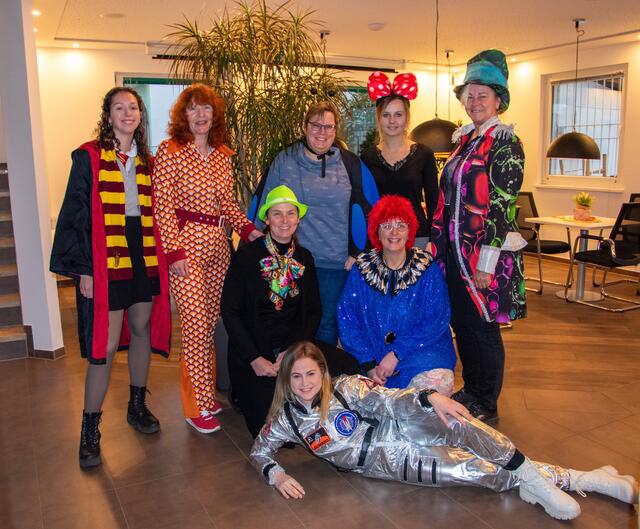 Kaum in ihren Verkleidungen zu erkennen, daher hier die Namen (von hinten nach vorne, von links nach rechts): Selina Orth, Carmen Laier, Eva Kern, Janine Oettinger, Jutta Schwarz, Heike Roos, Bettina Scholl, Clarissa Schulz.