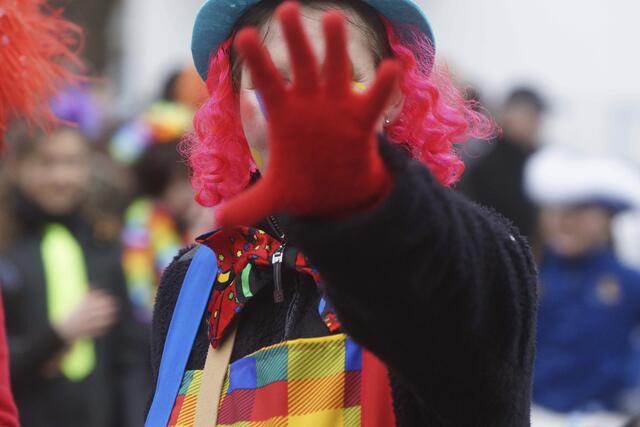 Tausende von Jecken, Narren und Faschings-Touristen
säumen die Routen der Umzüge und feiern - auch
selbst bei schlechtem Wetter.
