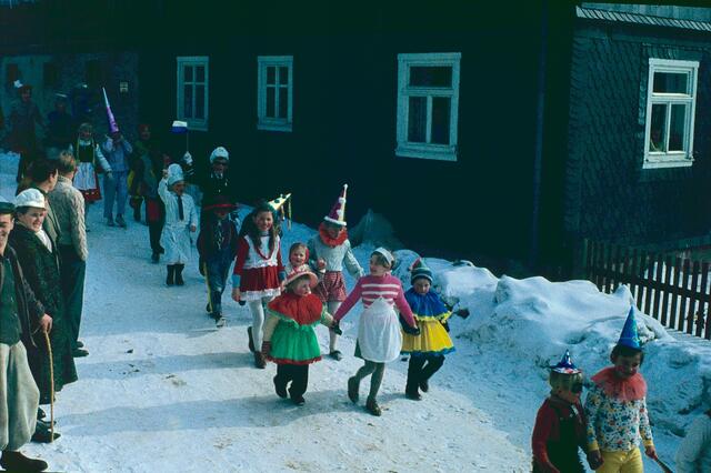 

Schulfrei war früher nur der Nachmittag des Faschingsdienstags. Ferien gab es damals - Ender der 1960er Jahre - noch nicht. Mit Begeisterung beteiligten sich die Schulkinder am Umzug, applaudiert von jung und alt an den Straßenrändern. Ziel war der Saal einer Gastwirtschaft mit Musik und Tanz.

