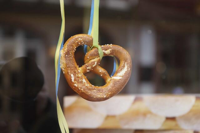 Eine Brezel war früher in den 1960er Jahren die einzige Belohnung mancher Gemeinde, persönlich überreicht vom örtlichen Bürgermeister oder Gemeindekassier an jedes maskierte Schulkind nach dem Faschingsumzug.


