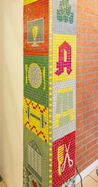 Die Mosaike an den Säulen in der Aula der Berufsschule Miltenberg sind eine echte künstlerische Bereicherung der Schule. | Foto: Winfried Zang