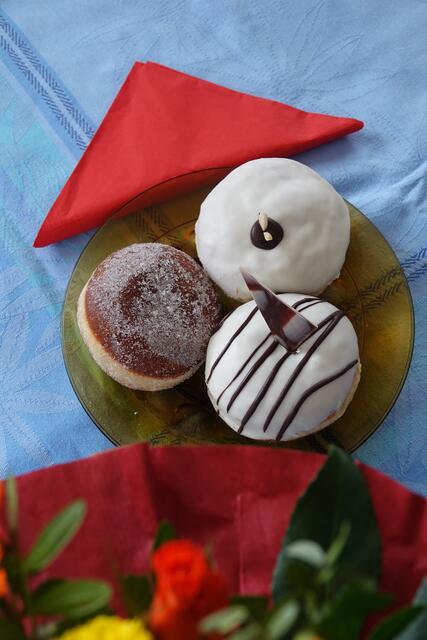 Viele Bräuche zu Aschermittwoch zeigen die Abkehr vom Karneval mit seinem fröhlichen und ausgelassenen Treiben und die Hinwendung zu einem Leben in Buße, Mäßigung und Verzicht.