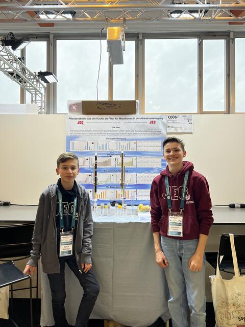Samuel Bachmann und Konstantin Verfürth belegten für ihre Versuche über Pflanzenabfälle als Abwasserreiniger einen zweiten Platz im Fachgebiet Chemie bei „Schüler experimentieren“. | Foto: privat