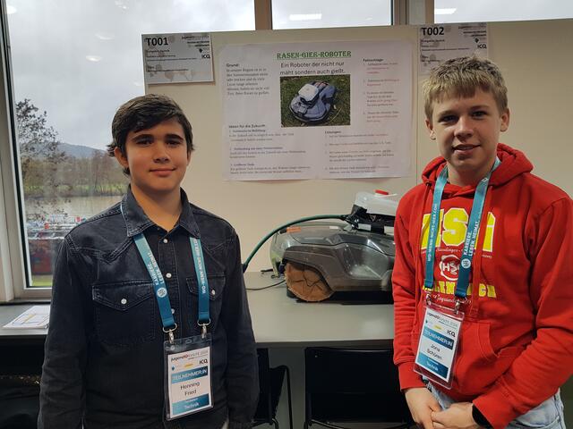 Henning Fried und Jona Schüren haben einen Rasengießroboter gebaut und damit im Fachgebiet Technik bei „Schüler experimentieren“ den „Sonderpreis Ressourceneffizienz“ erhalten, der vom Bundesministerium für Umwelt, Naturschutz, nukleare Sicherheit und Verbraucherschutz gestiftet wird. | Foto: privat
