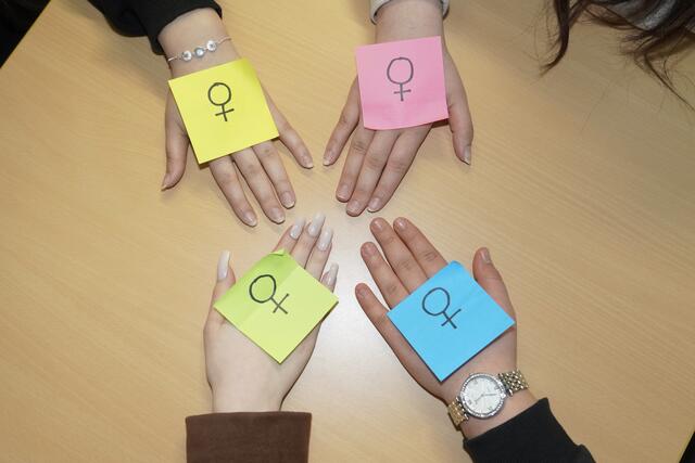 Am 8. März ist Weltfrauentag. Vier  Berufsschülerinnen aus unterschiedlichen Ländern haben sich für dieses symbolträchtige Bild entschieden. 