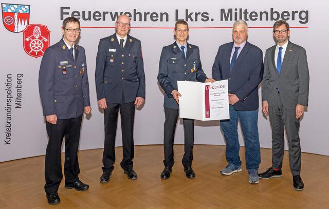Zu ihrem 150-jährigen Bestehen wurde die Bürgstadter Feuerwehr beim Feuerwehr-Ehrenabend des Landkreises Miltenberg mit einer Urkunde ausgezeichnet. Im Bild (von links) Kreisbrandrat Martin Spilger, Kreisbrandinspektor Hauke Muders, der Bürgstadter Kommandant Franz Weigl, Bürgstadts Bürgermeister Thomas Grün und Landrat Jens Marco Scherf.  | Foto: © Winfried Zang
