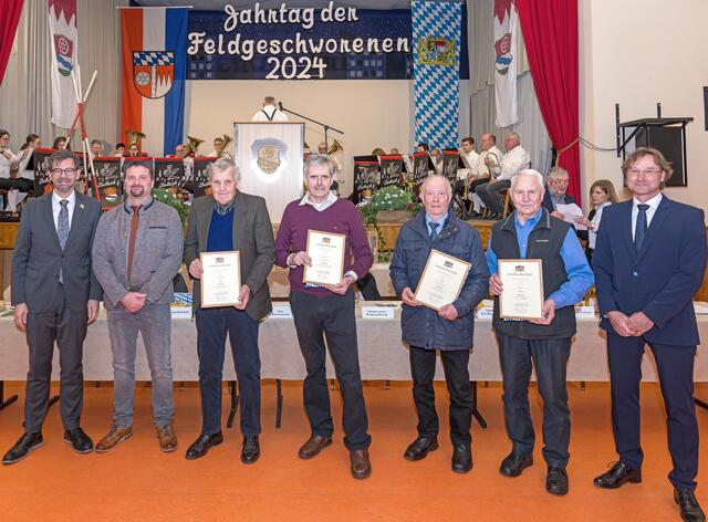 Ehrung von langjährig aktiven Feldgeschworenen mit (von links) Landrat Jens Marco Scherf, Obmann Sven Fertig, den Geehrten Adalbero Weidner, Diethard Schork, Erich Repp und Alfred Zöller sowie Andreas Zimmermann (Vermessungsamt).  | Foto: Winfried Zang