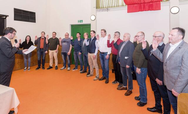 Landrat Jens Marco Scherf (links) nahm den neu vereidigten 
Feldgeschworenen den Eid ab.  | Foto: Winfried Zang