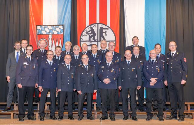 Für 40-jährigen Dienst in den Freiwilligen Feuerwehren des Landkreises wurden diese Feuerwehrleute ausgezeichnet. Dazu gratulierten (von links) Landrat Jens Marco Scherf, Kreisbrandinspektor Patrick Walter und Kreisbrandrat Martin Spilger sowie Kreisbrandinspektor Hauke Muders (rechts).  | Foto: © Winfried Zang